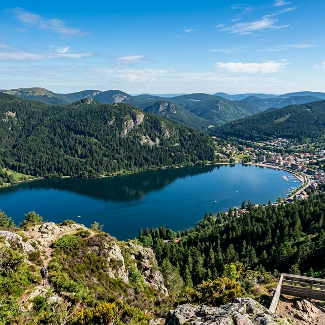 Lac vosgien bordé de forêt pour préparer une sortie de pêche à Gérardmer